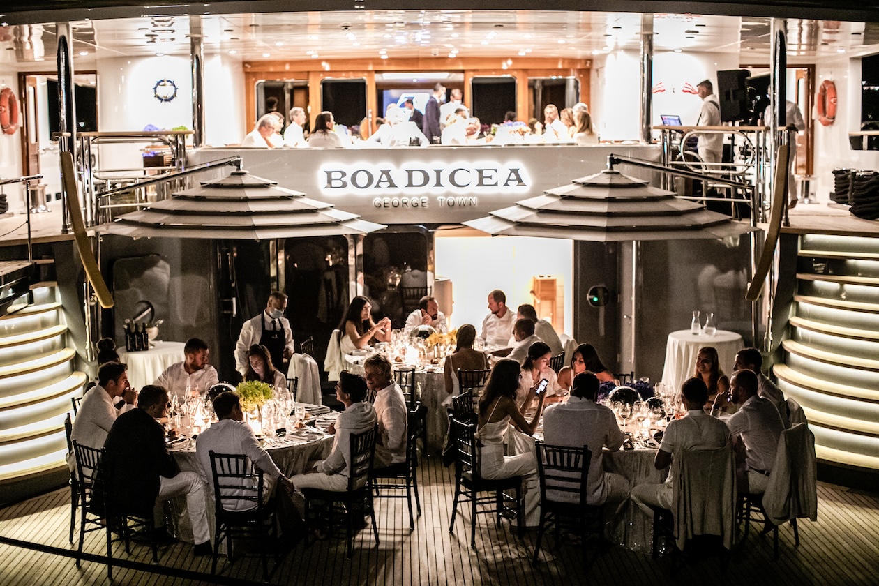 Stern of the yacht with guests seated during an evening event - ACCAELLE Events | Organizzazione eventi e Wedding planner