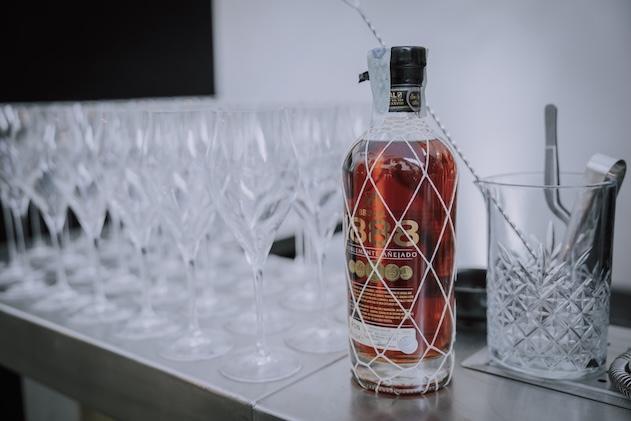 Close-up of a brown cocktail with glasses - ACCAELLE Events | Organizzazione eventi e Wedding planner