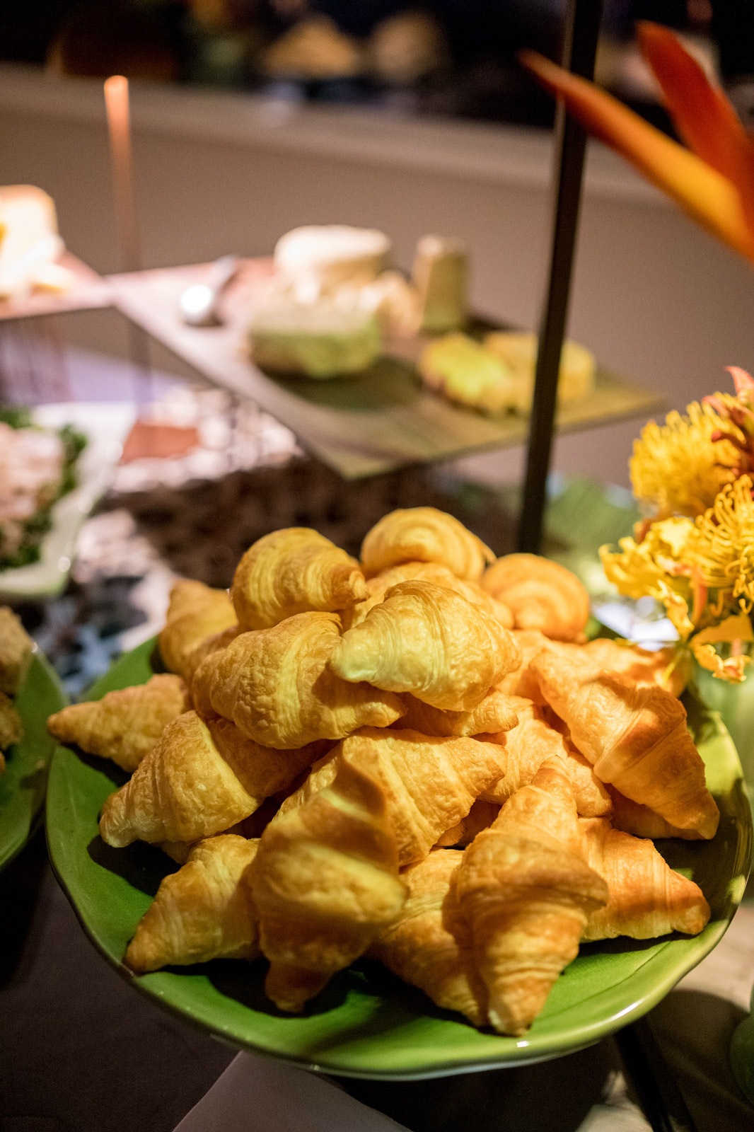 Close-up of croissants placed on a green plate - ACCAELLE Events | Organizzazione eventi e Wedding planner