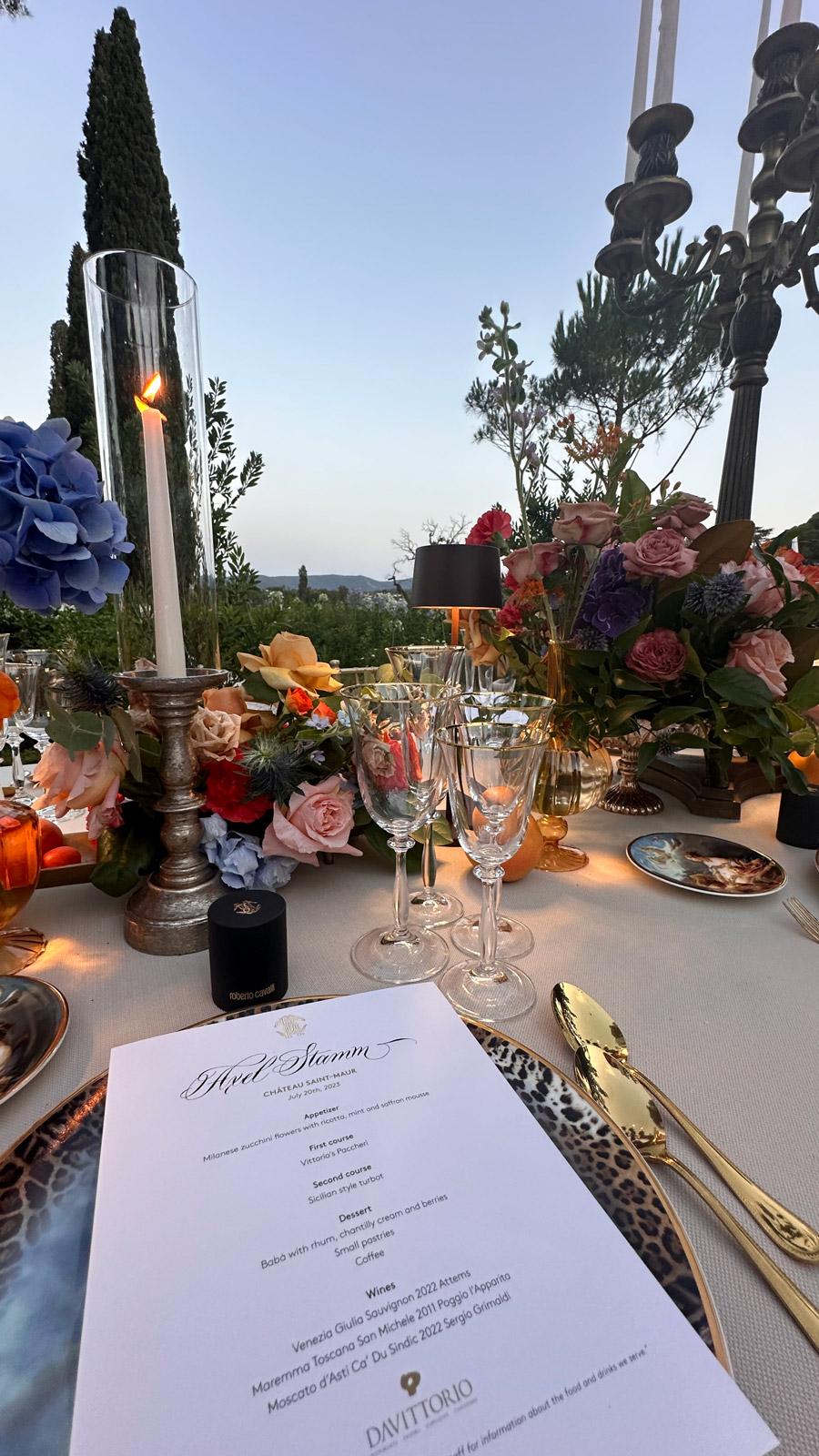 Close-up of the paper menu placed on the table set for the reception. - ACCAELLE Events | Organizzazione eventi e Wedding planner