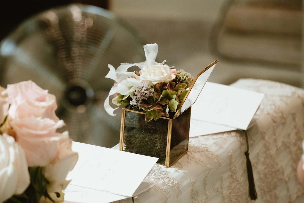 Close-up of white and pink flowers and wedding booklet placed next to it - ACCAELLE Events | Organizzazione eventi e Wedding planner