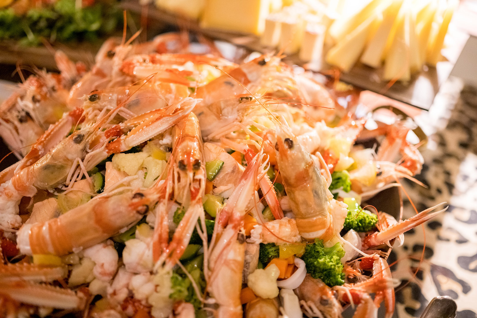 Close-up of a suggestive prawn salad with broccoli and cheese in the background - ACCAELLE Events | Organizzazione eventi e Wedding planner