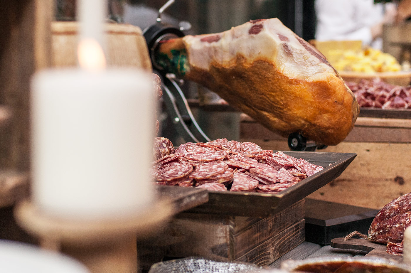 Close-up of a lit candle near a charcuterie board - ACCAELLE Events | Organizzazione eventi e Wedding planner