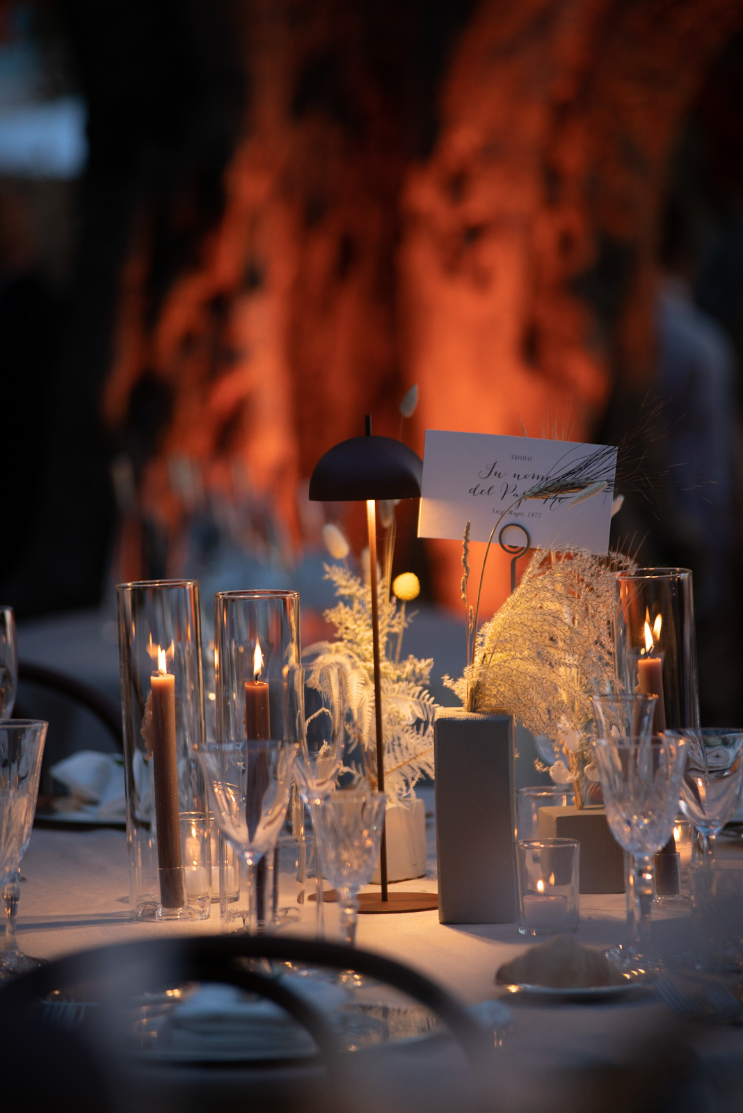 Close-up mise en place with warm evening lights - ACCAELLE Events | Organizzazione eventi e Wedding planner
