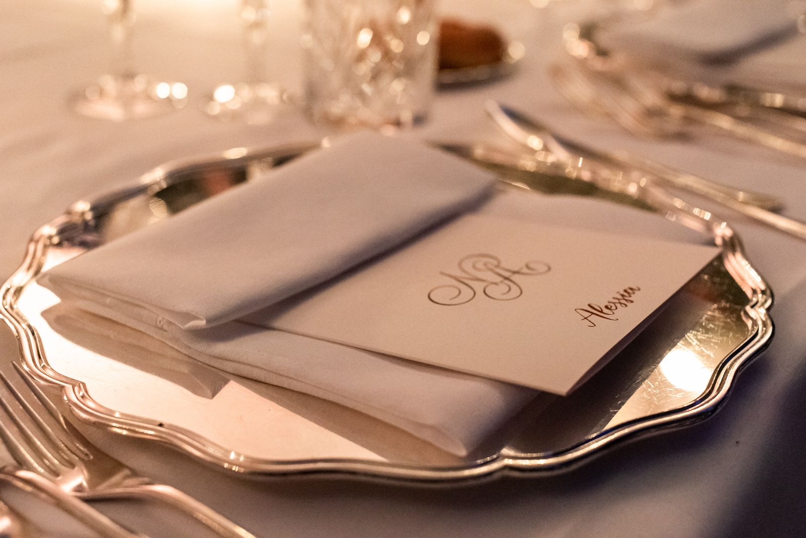 Close-up of a place setting with a napkin and a gray menu - ACCAELLE Events | Organizzazione eventi e Wedding planner