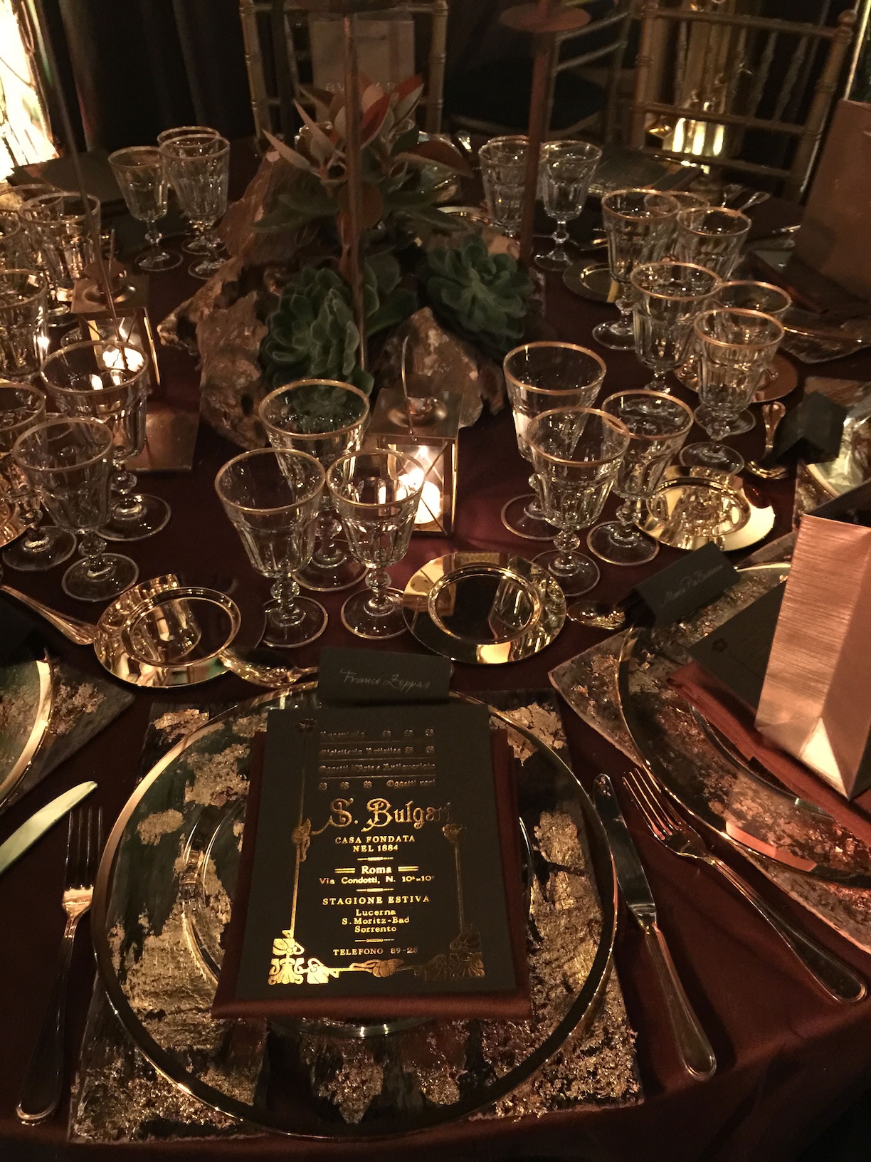 Close-up elegant and sophisticated mise en place, with personalized menu in black and gold - ACCAELLE Events | Organizzazione eventi e Wedding planner