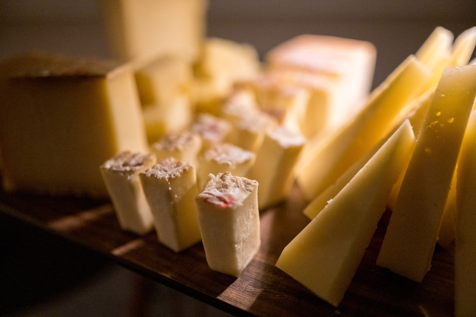 Close-up selection of various cheeses - ACCAELLE Events | Organizzazione eventi e Wedding planner
