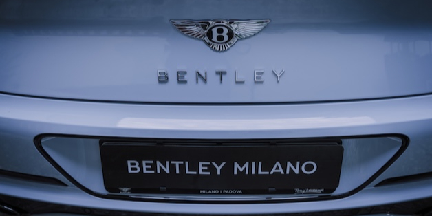 Close-up of a white car logo - ACCAELLE Events | Organizzazione eventi e Wedding planner