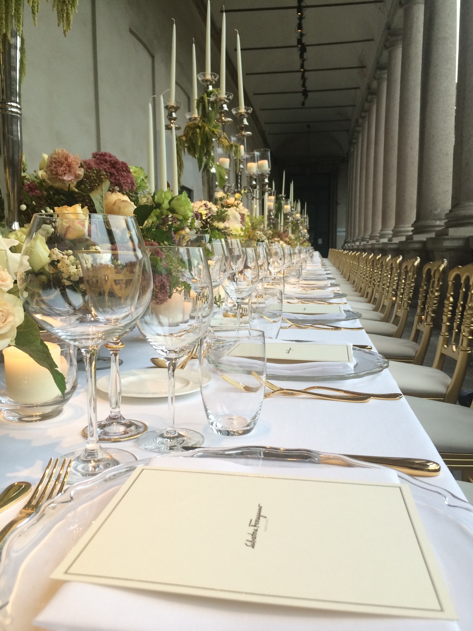 Close-up view of the table set up in the loggia with the menu printed on the plate. - ACCAELLE Events | Organizzazione eventi e Wedding planner