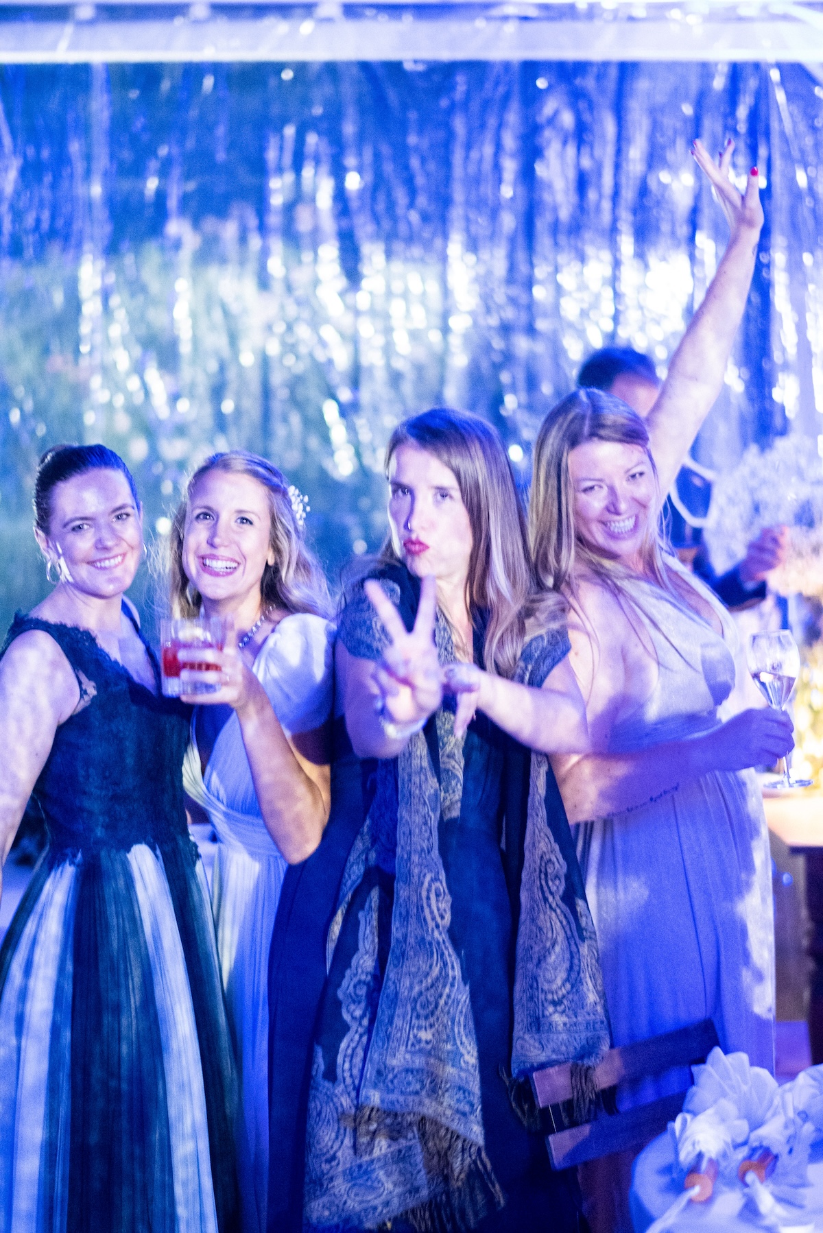 Girls posing in elegant dresses in the evening - ACCAELLE Events | Organizzazione eventi e Wedding planner
