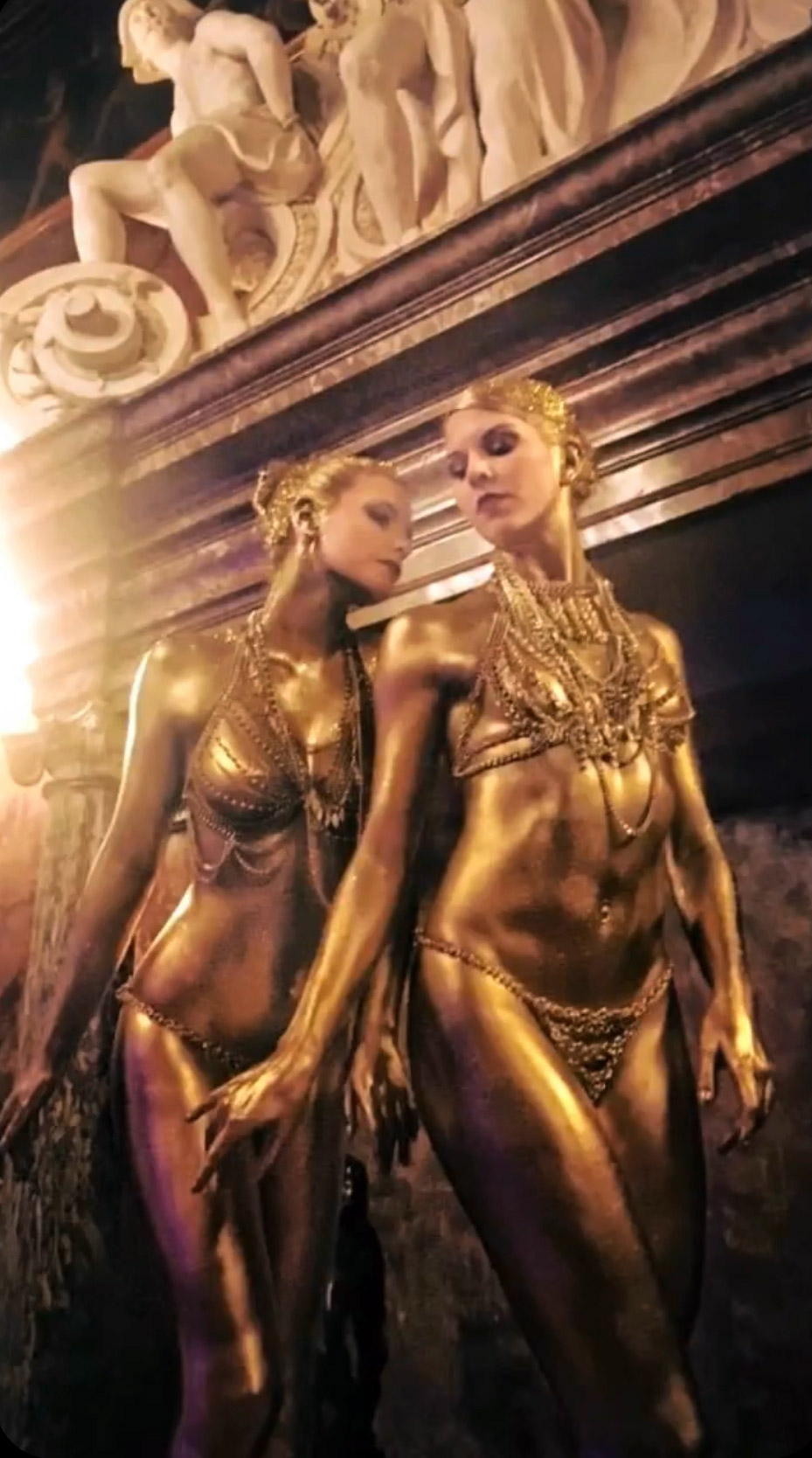 Girls posing dressing gold clothes - ACCAELLE Events | Organizzazione eventi e Wedding planner