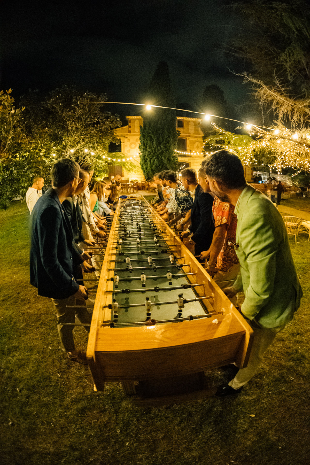 Guys playing with big calcio balilla - ACCAELLE Events | Organizzazione eventi e Wedding planner