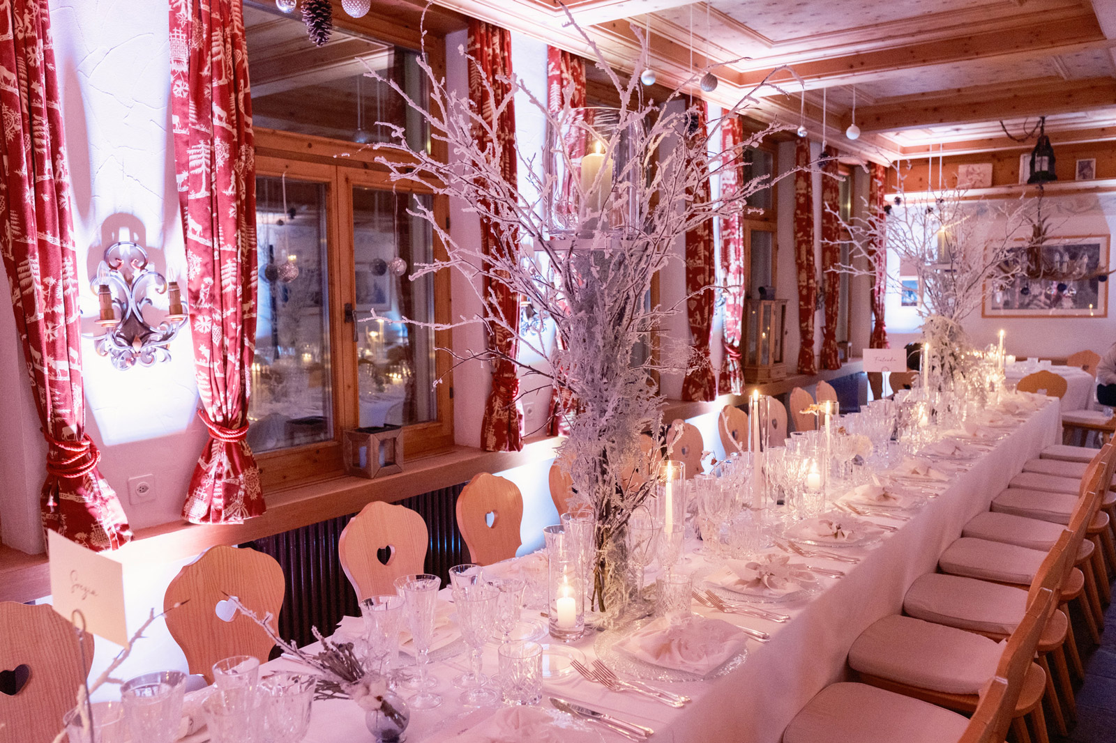 Room set up for a winter gala event, featuring long tables, bright decorations and a sophisticated atmosphere - ACCAELLE Events | Organizzazione eventi e Wedding planner
