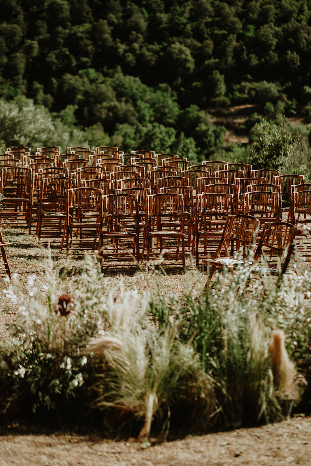 Wedding ceremony chairs in a suggestive garden and floral motifs placed in front - ACCAELLE Events | Organizzazione eventi e Wedding planner
