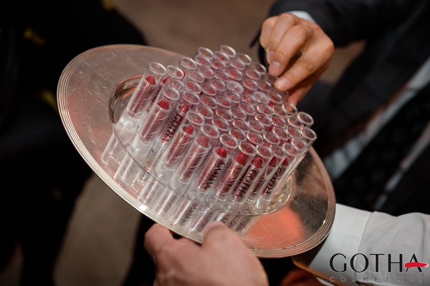 Welcome service with Gotha Cosmetics lipsticks on a silver tray during a corporate event. - ACCAELLE Events | Organizzazione eventi e Wedding planner