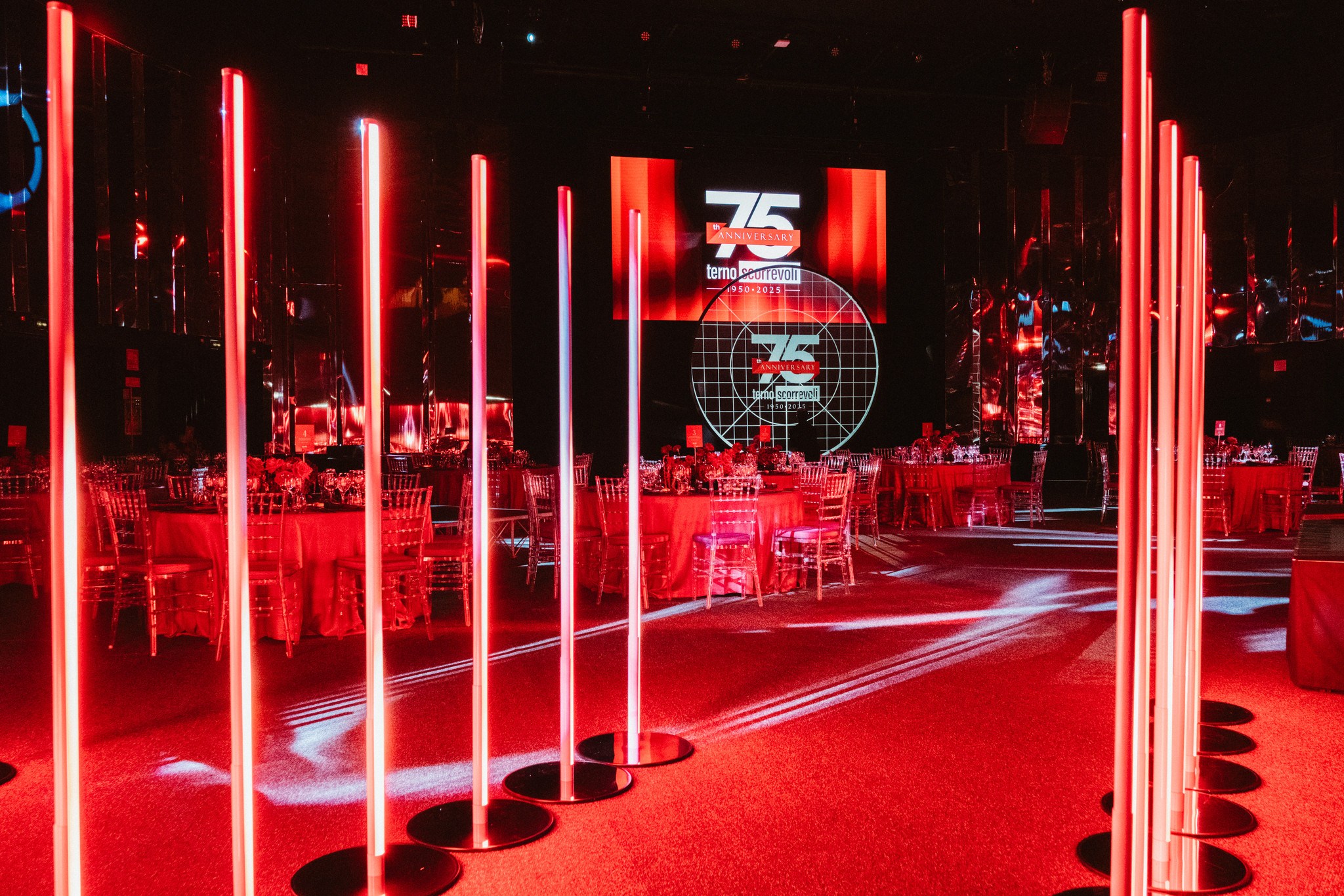 A parade of red luminous vertical elements along the catwalk at an event. - ACCAELLE Events | Organizzazione eventi e Wedding planner