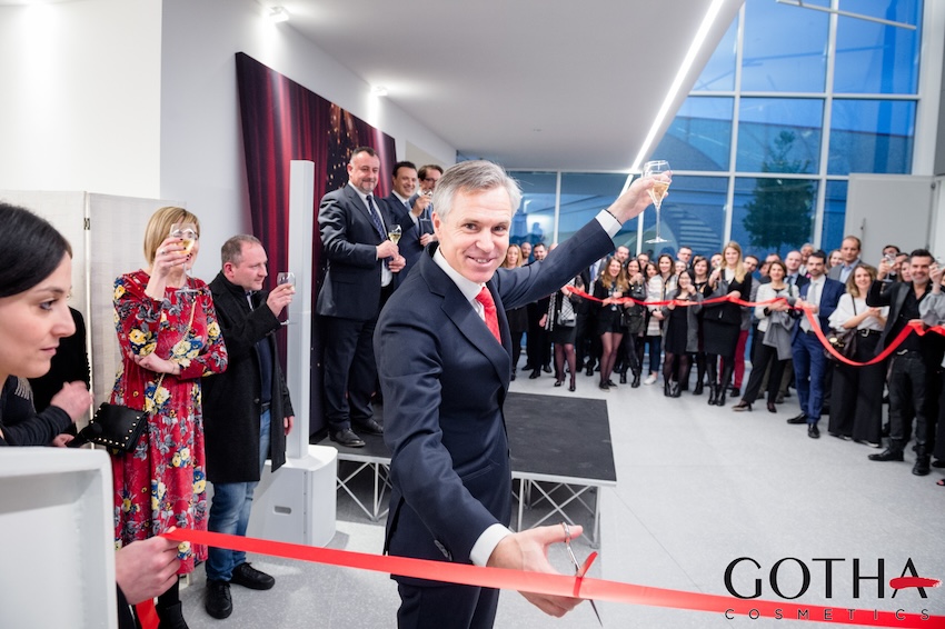 Gentleman in dark blue elegant suit and red tie cutting a red inauguration ribbon - ACCAELLE Events | Organizzazione eventi e Wedding planner