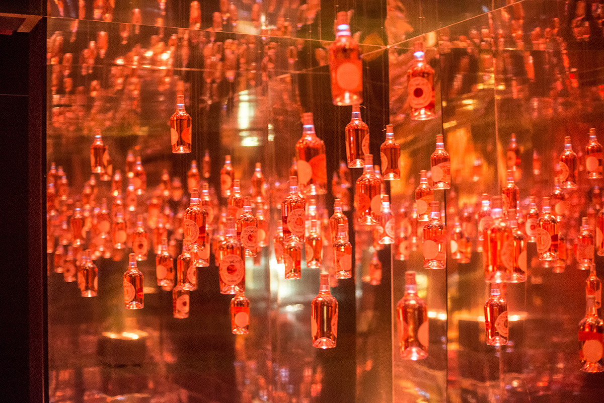 Ceiling entirely covered with suspended and illuminated bottles in a cellar. - ACCAELLE Events | Organizzazione eventi e Wedding planner