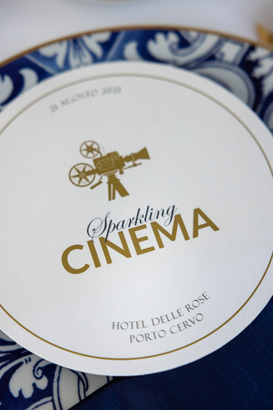 White placemat with the gold lettering  - ACCAELLE Events | Organizzazione eventi e Wedding planner