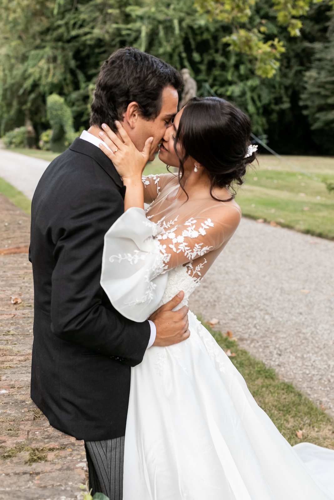 Newlyweds kissing romantically during a walk in a park - ACCAELLE Events | Organizzazione eventi e Wedding planner