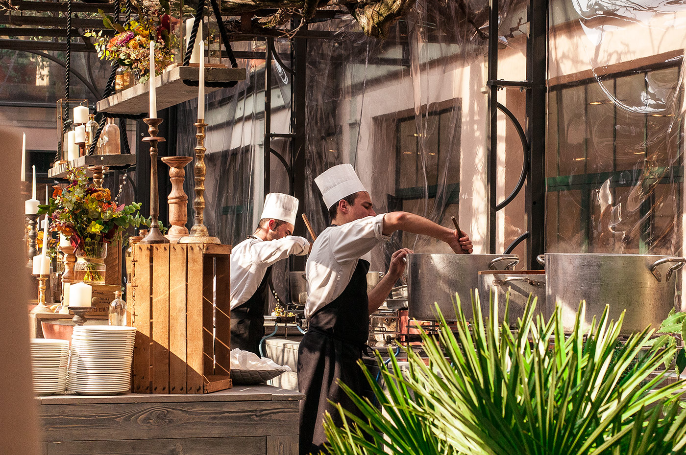 staff working behind the buffet counters among the plants - ACCAELLE Events | Organizzazione eventi e Wedding planner