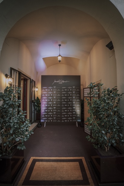 Room with decorative plants and a black sign with logos of various brands - ACCAELLE Events | Organizzazione eventi e Wedding planner