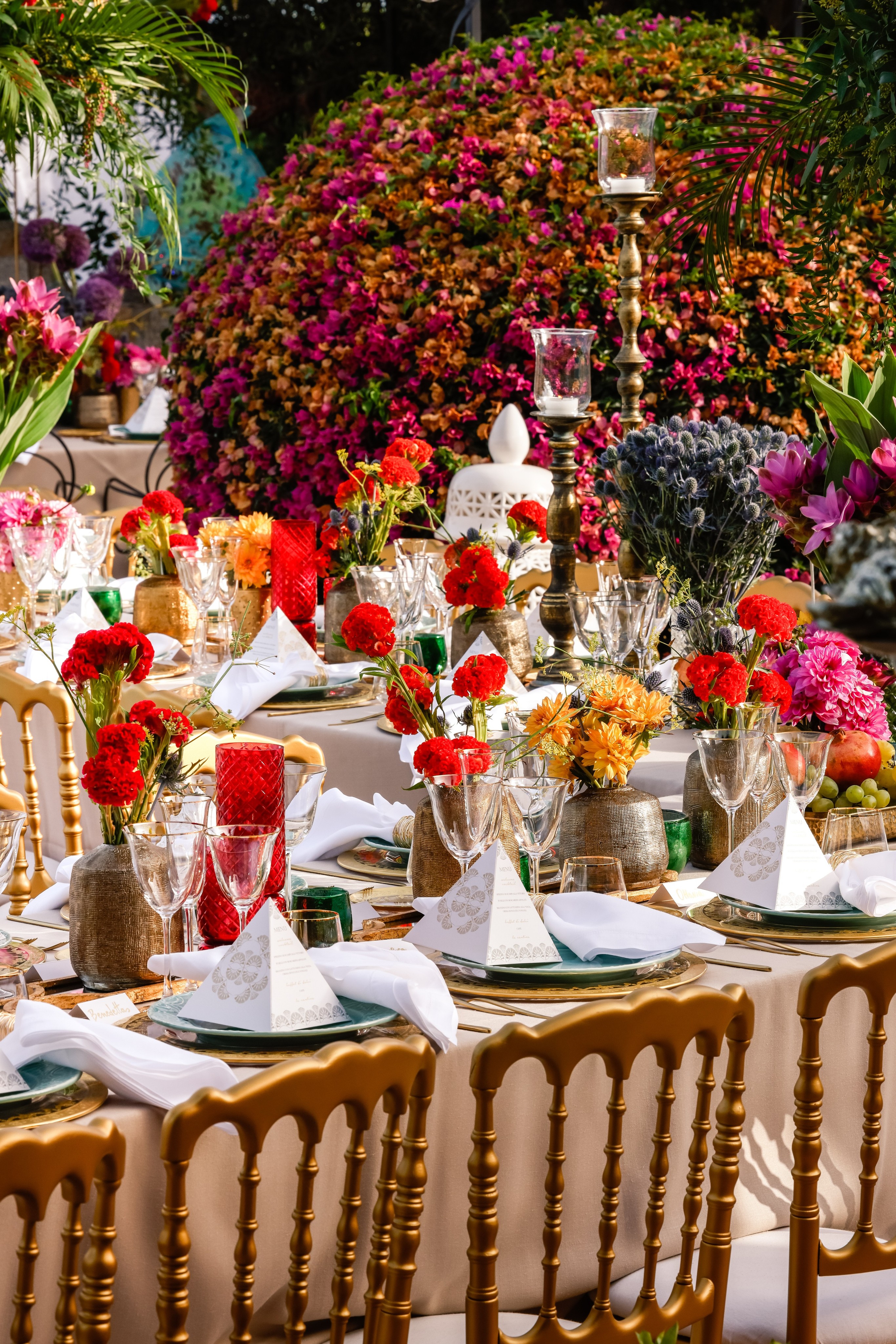 Table set with elegant floral decorations in a green space - ACCAELLE Events | Organizzazione eventi e Wedding planner