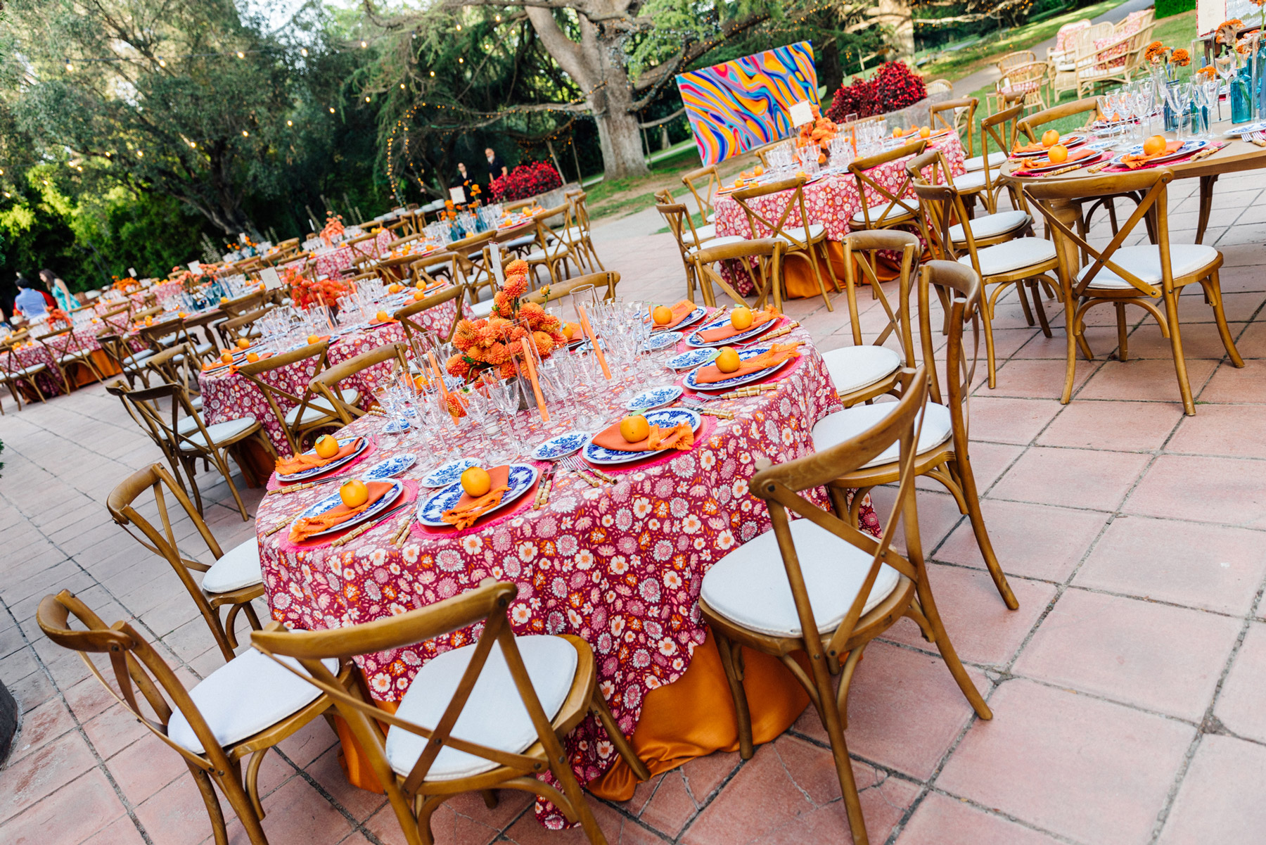 Tables set with floral patterned tablecloths - ACCAELLE Events | Organizzazione eventi e Wedding planner