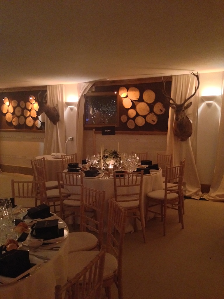 Elegantly set tables and soft warm lighting - ACCAELLE Events | Organizzazione eventi e Wedding planner