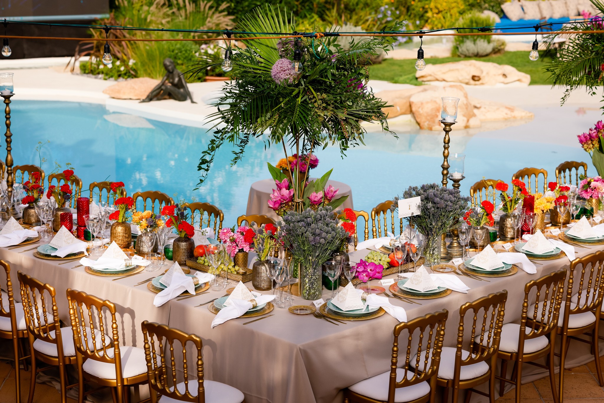 Elegantly set tables set up in an outdoor location by the pool - ACCAELLE Events | Organizzazione eventi e Wedding planner