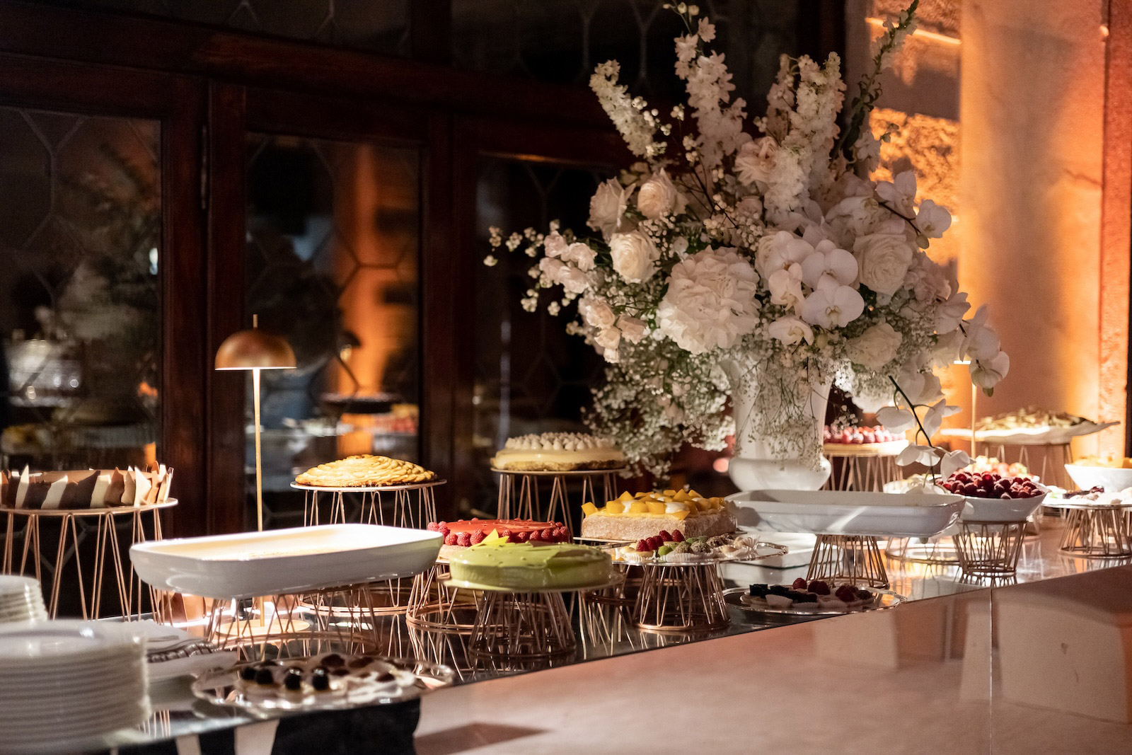Buffet table set with white flowers and cakes in various colors - ACCAELLE Events | Organizzazione eventi e Wedding planner