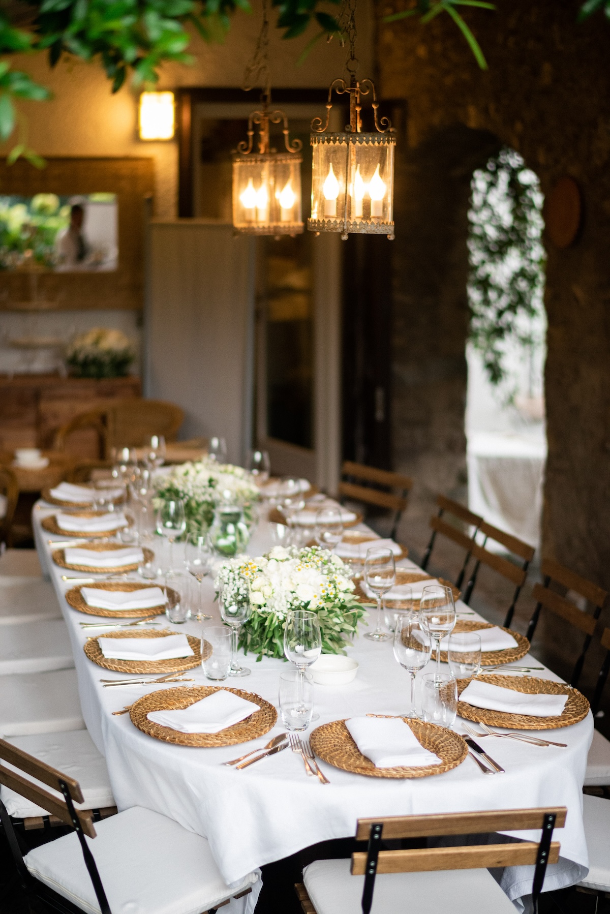Elegantly set table with floral decorations in a rustic location. - ACCAELLE Events | Organizzazione eventi e Wedding planner