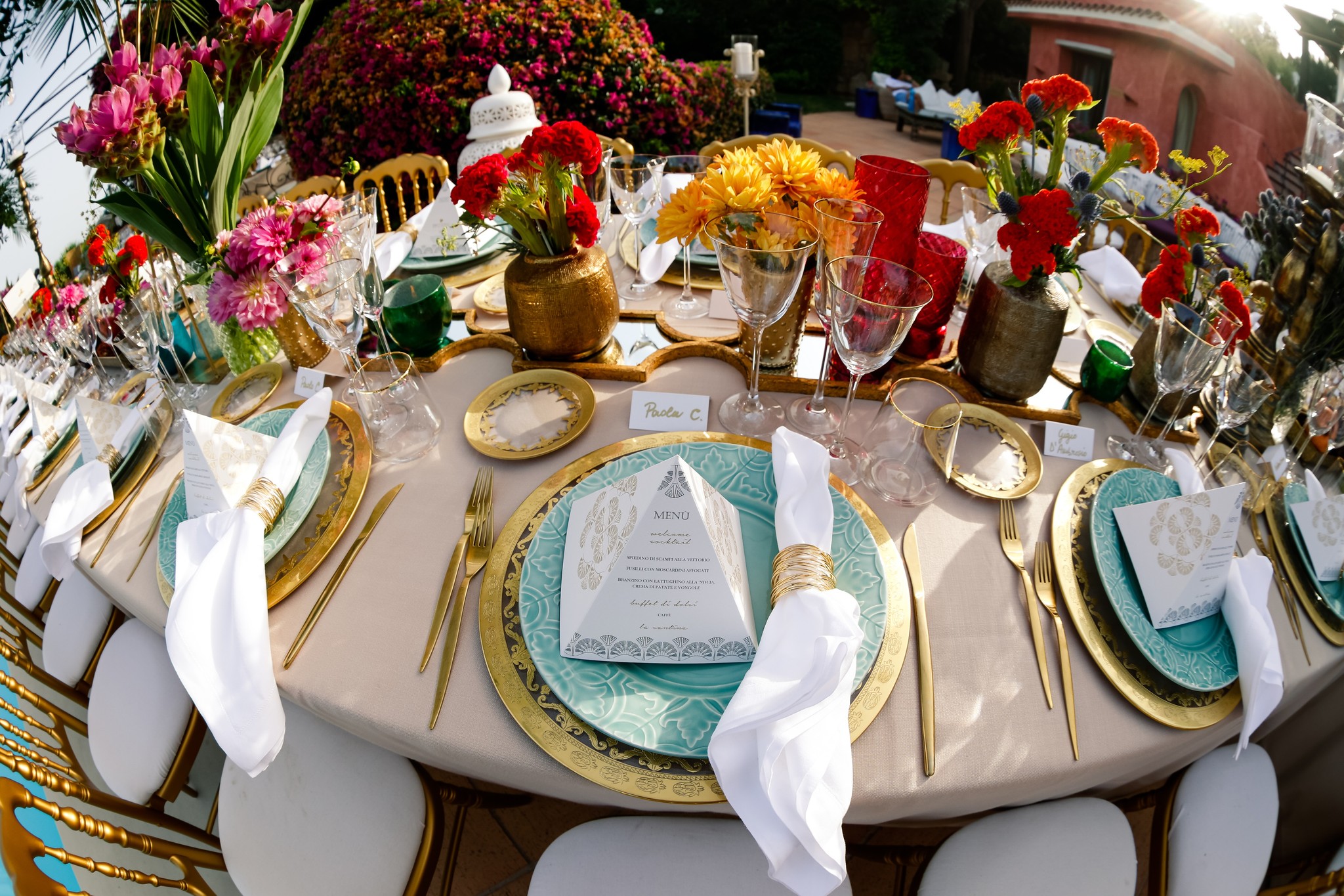Round table with aquamarine plates and floral decorations in various colors - ACCAELLE Events | Organizzazione eventi e Wedding planner