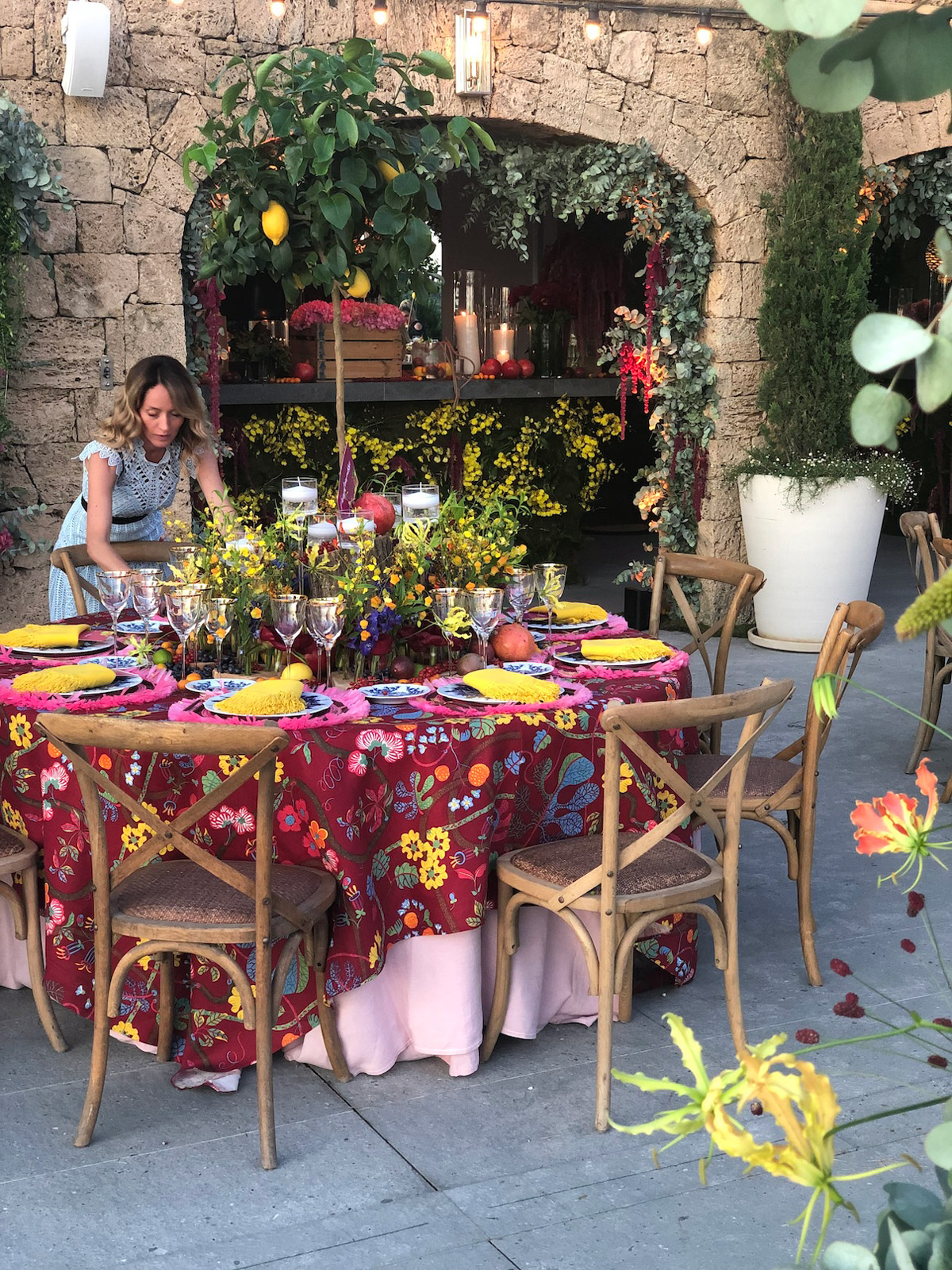 Round table with wooden chairs set in a suggestive frame of stone arches. - ACCAELLE Events | Organizzazione eventi e Wedding planner