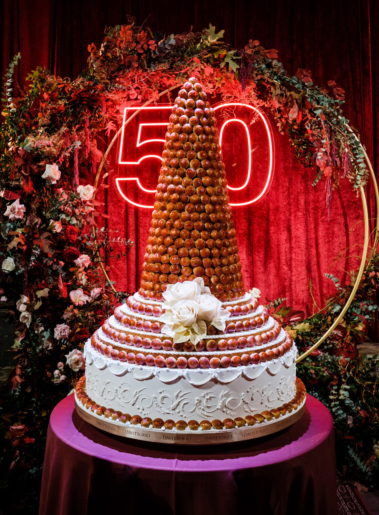 Cake decorated with red pearls with floral decoration in the background - ACCAELLE Events | Organizzazione eventi e Wedding planner