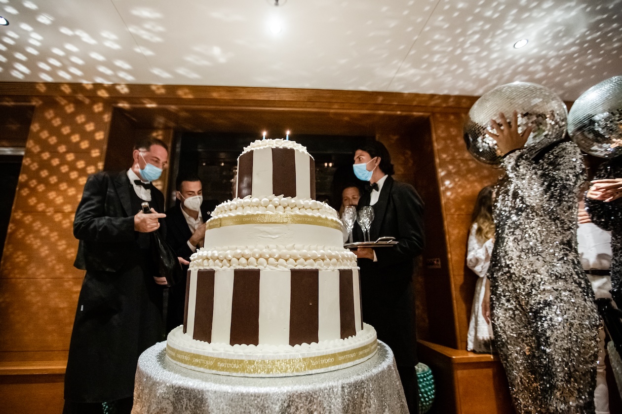 Wedding cake seen from below - ACCAELLE Events | Organizzazione eventi e Wedding planner