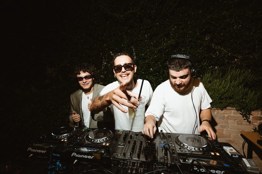 Trio of guys playing a DJ console in the evening - ACCAELLE Events | Organizzazione eventi e Wedding planner