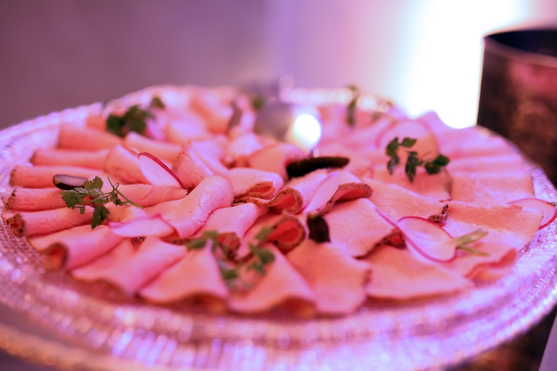 Tray of cold cuts carefully arranged for a buffet during an event - ACCAELLE Events | Organizzazione eventi e Wedding planner