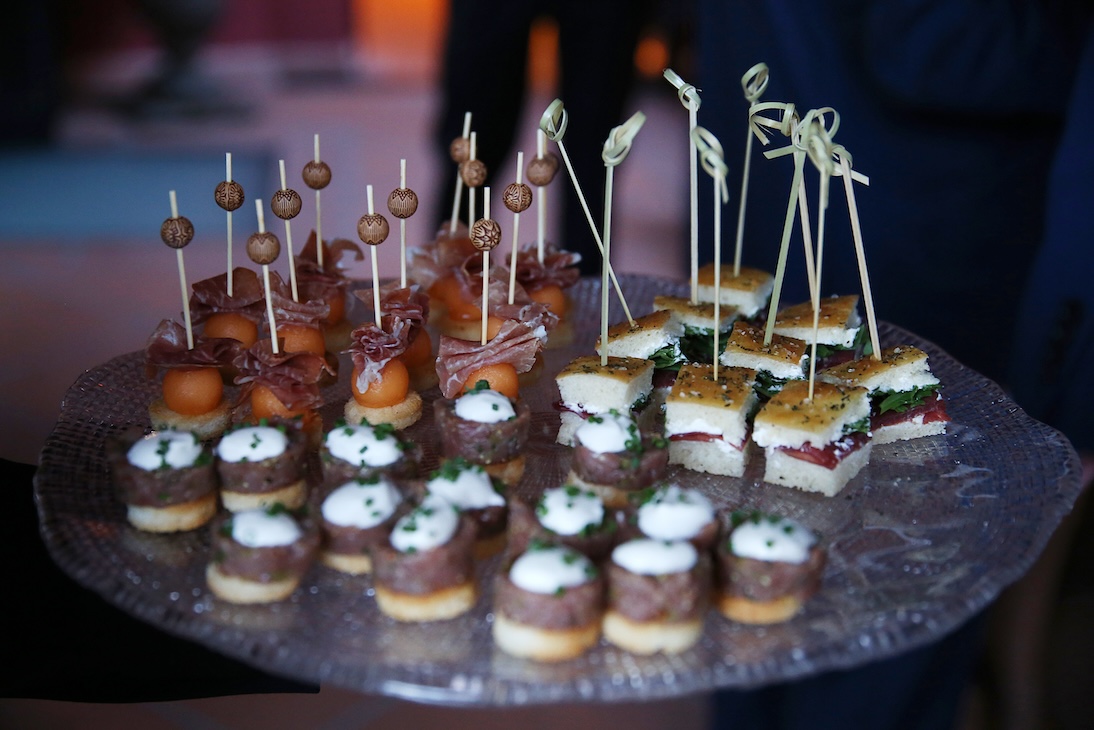 Tray of assorted finger foods prepared for a standing aperitif - ACCAELLE Events | Organizzazione eventi e Wedding planner