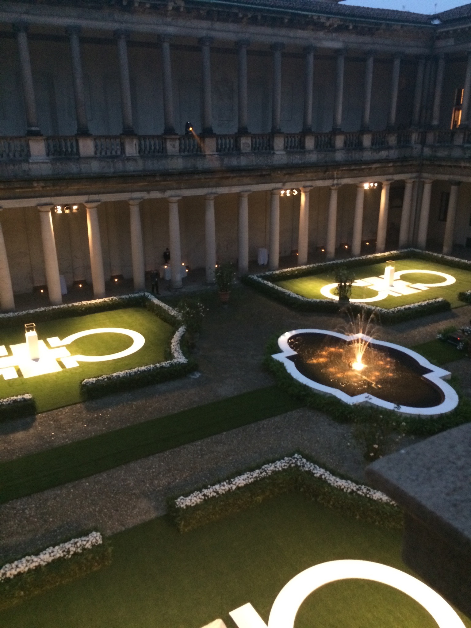 Aerial view of the geometric interior gardens illuminated in the evening during an event. - ACCAELLE Events | Organizzazione eventi e Wedding planner