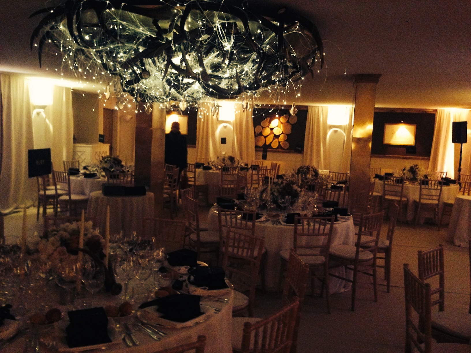 Wide view of the elegant event room with soft, warm lighting - ACCAELLE Events | Organizzazione eventi e Wedding planner