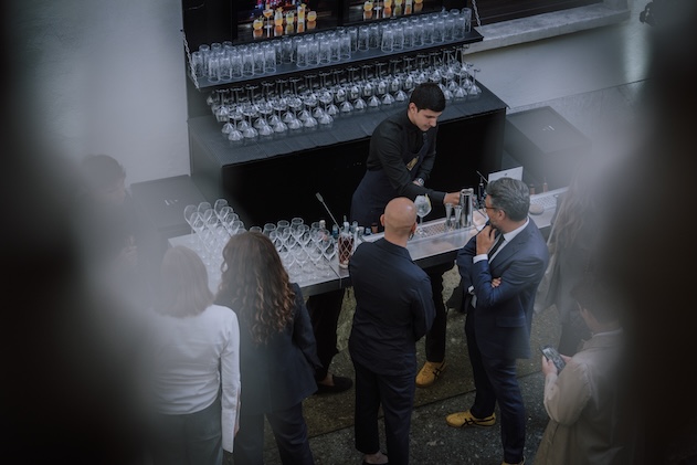 Top view of bartender with guests - ACCAELLE Events | Organizzazione eventi e Wedding planner
