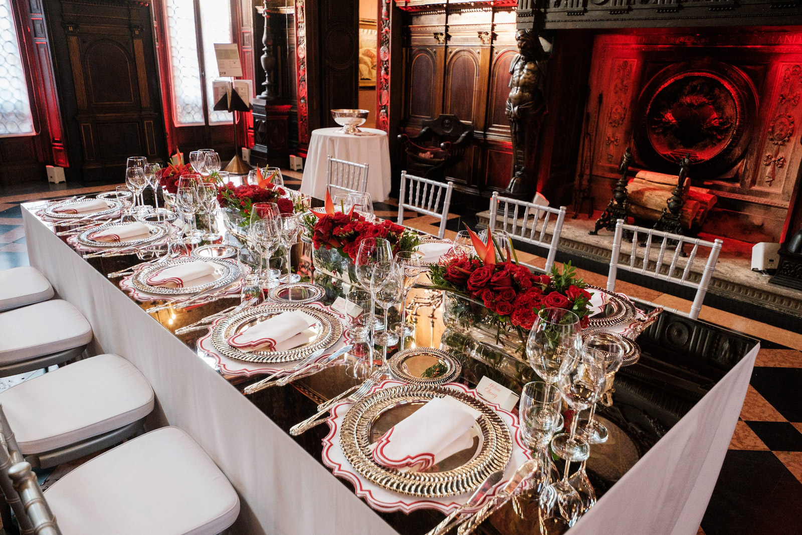 View from above of the imperial table set up for an event in the historic hall - ACCAELLE Events | Organizzazione eventi e Wedding planner