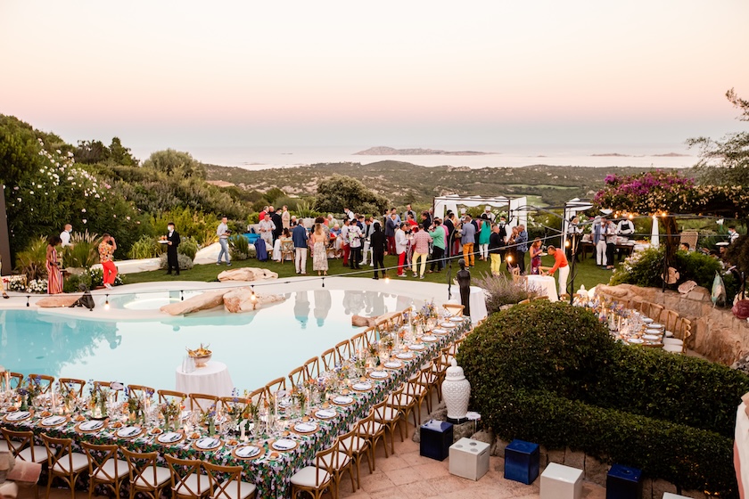Panoramic view from above of the pool area during a sunset reception. - ACCAELLE Events | Organizzazione eventi e Wedding planner