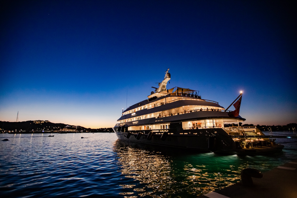 Luxury yacht illuminated during the evening - ACCAELLE Events | Organizzazione eventi e Wedding planner