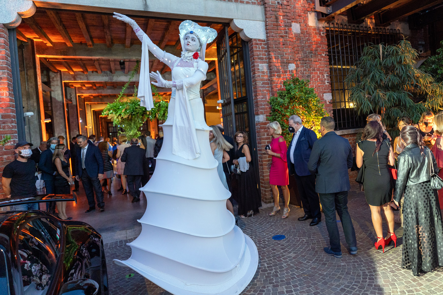 Artista in abito bianco sui trampoli balla tra gli invitati - ACCAELLE Events | Organizzazione eventi e Wedding planner