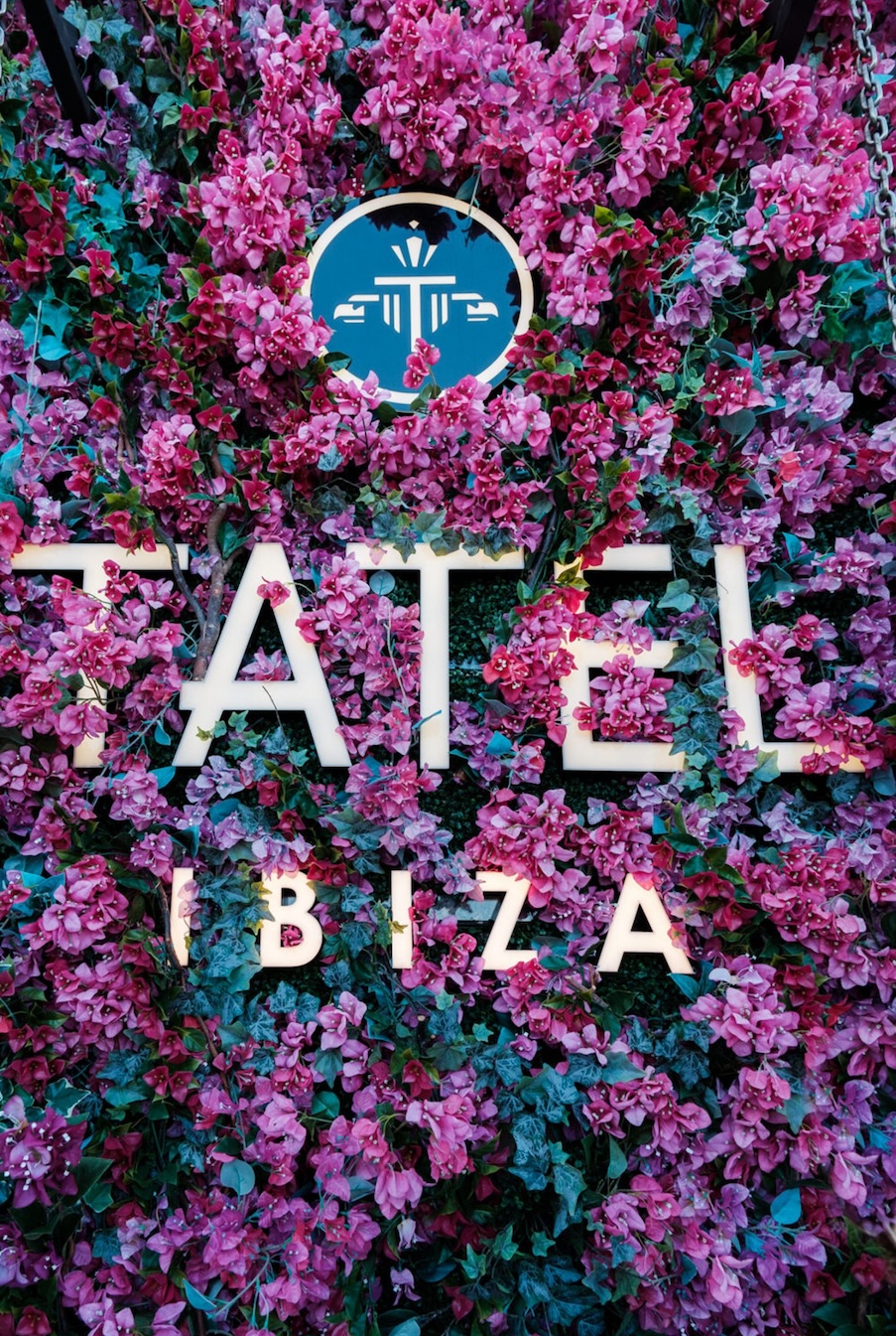 Parete fiorata e colorata del locale Tatel di Ibiza - ACCAELLE Events | Organizzazione eventi e Wedding planner