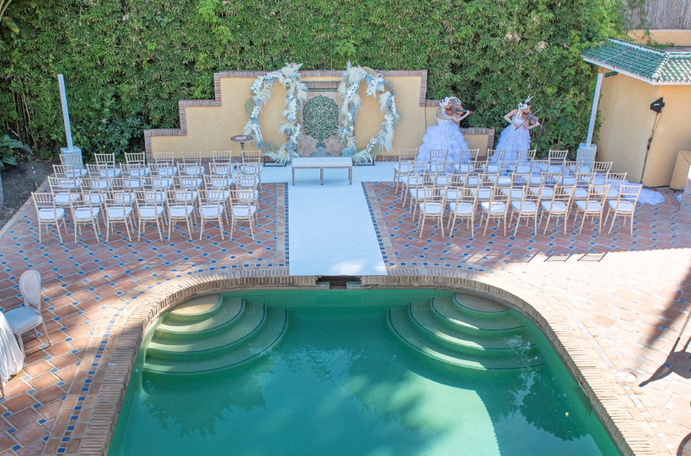 Sedie e altare per matrimonio civile a bordo piscina - ACCAELLE Events | Organizzazione eventi e Wedding planner