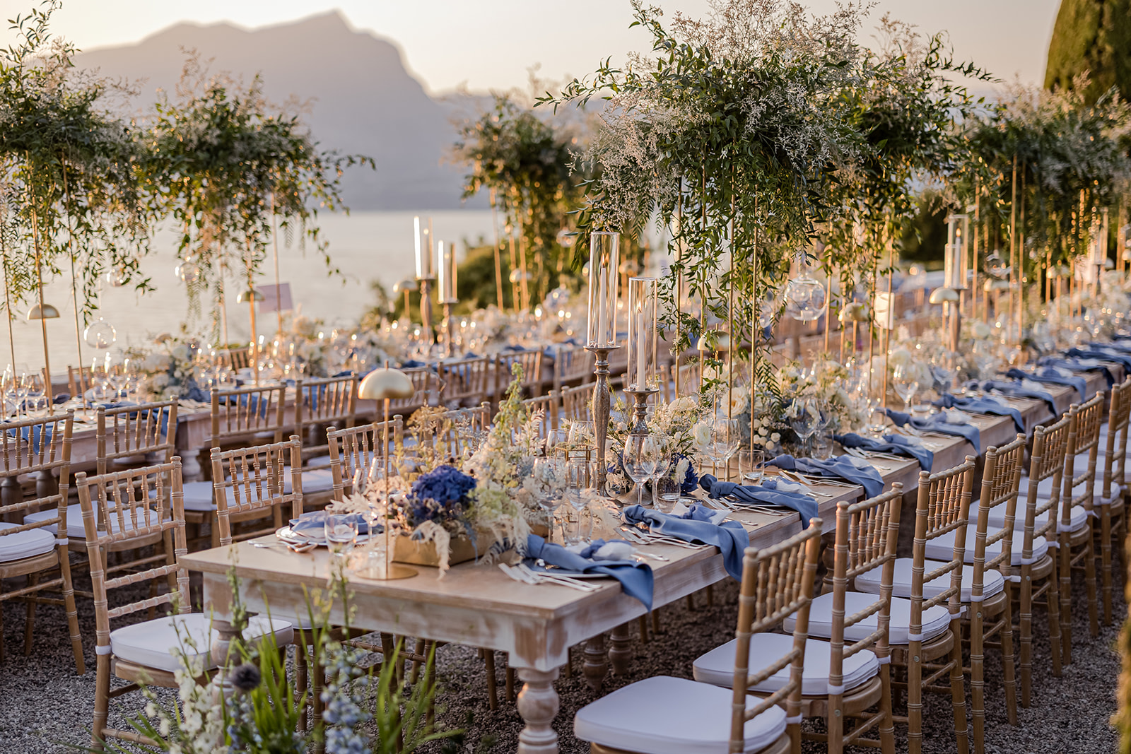 Tavolata a bordo lago in un matrimonio romantico - ACCAELLE Events | Organizzazione eventi e Wedding planner