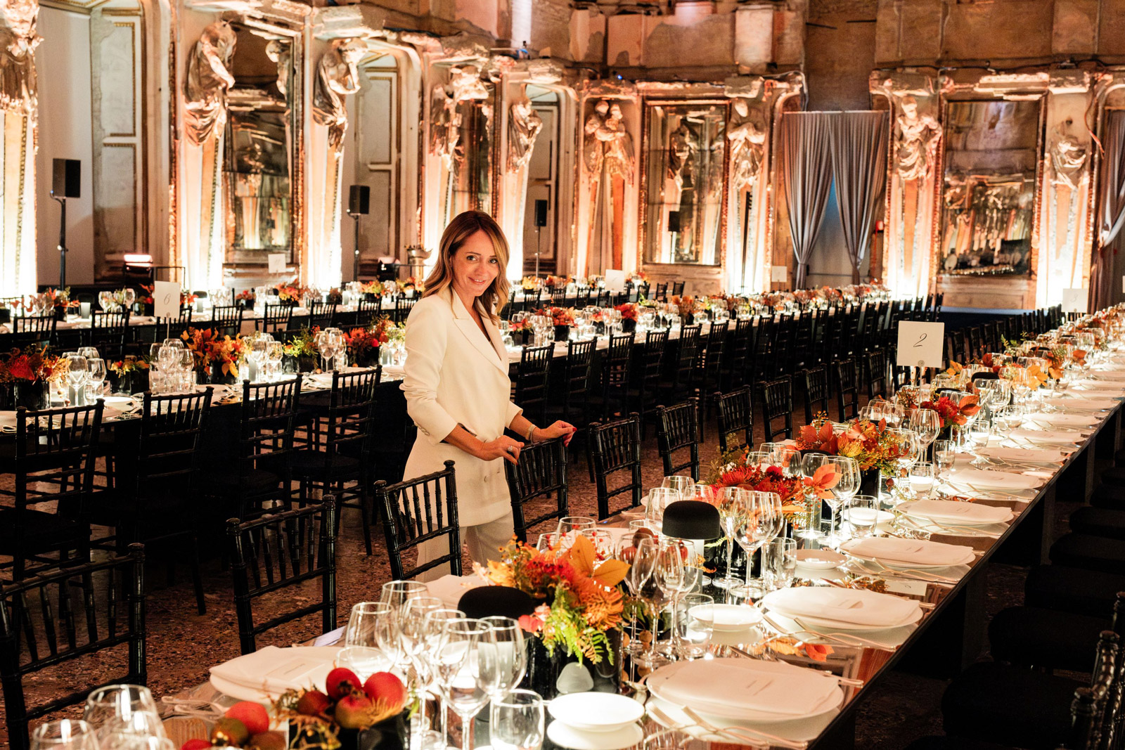 Tavolata a Palazzo Reale per Evento Corporate ed Helga Locatelli in primo piano - ACCAELLE Events | Organizzazione eventi e Wedding planner